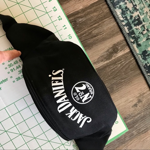Jack Daniels Insulated Fanny Pack Cooler Bag *A9 - Picture 10 of 11